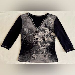 Floral V-Neck 3/4 Sleeve Women's Top - Black/Gray. Size M